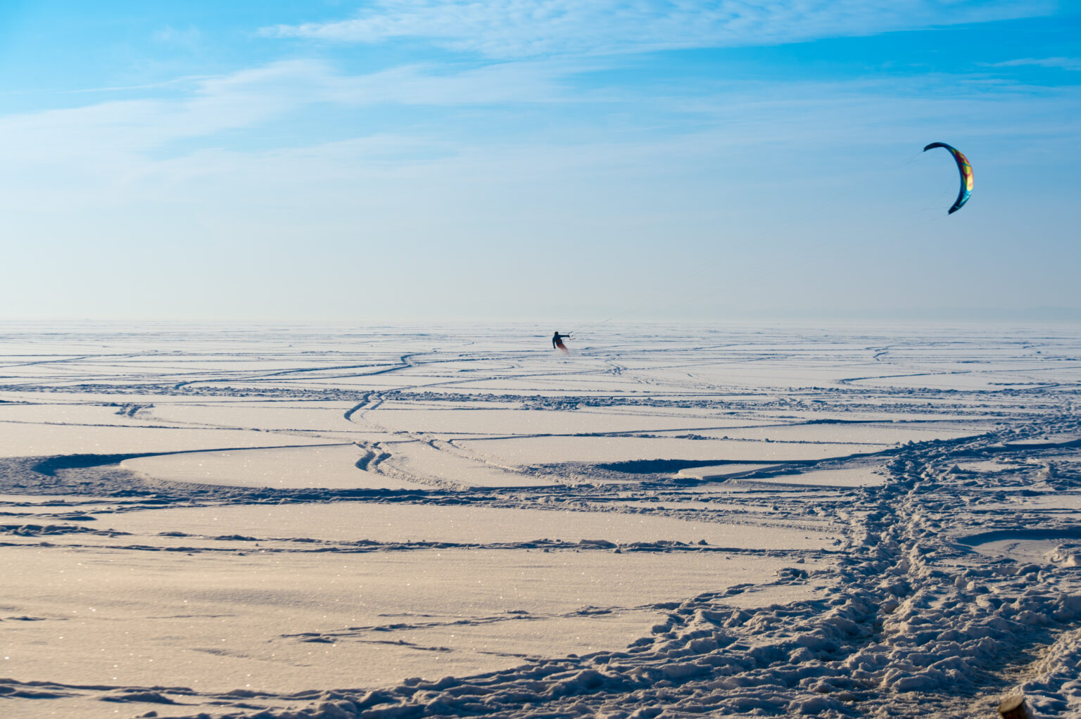 Aile de snowkite au-dessus d une immense plaine enneigee